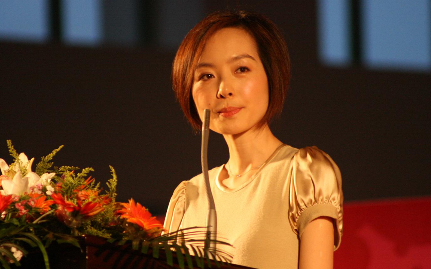 鲁豫作为一个主持人,还不是它出名的地方,穿搭一点让