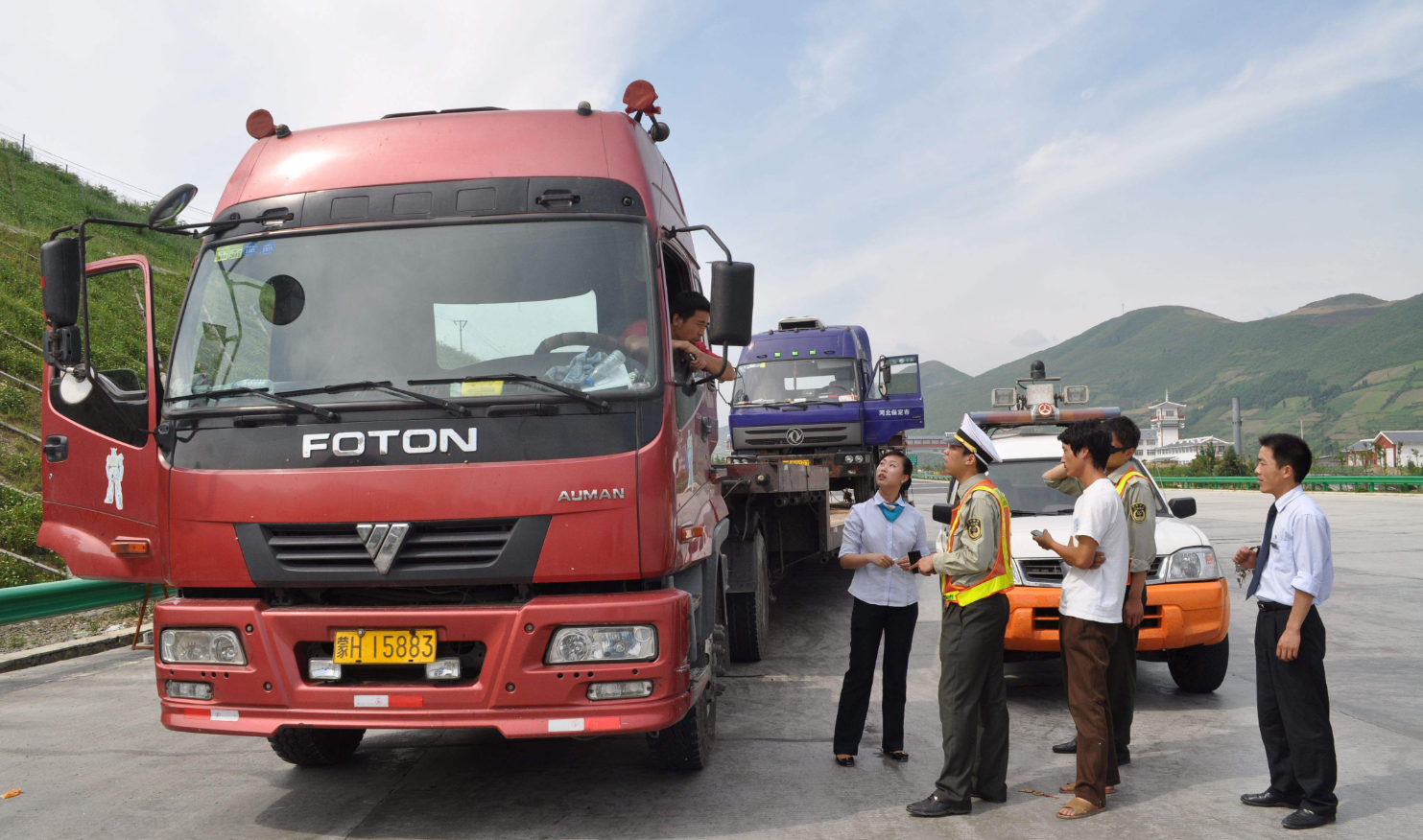 开大货车的辛酸,一位司机说出同行苦衷,驾照被扣分算是万幸