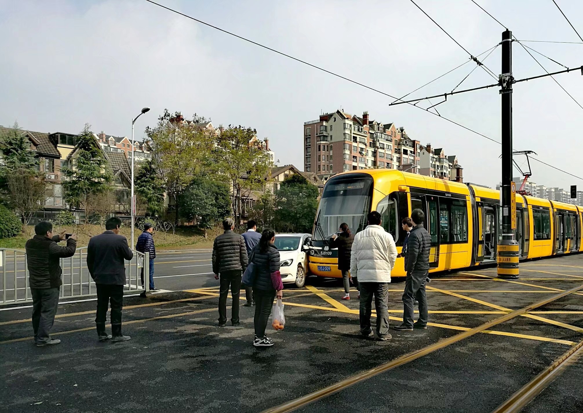 上海市的松江有軌電車走地面容易發生交通事故,卻比高架更靈活