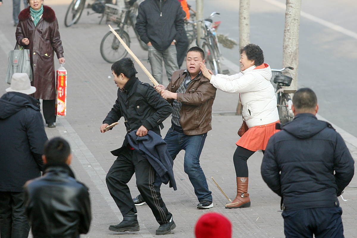 打架造成轻伤可能涉及刑事和民事责任!