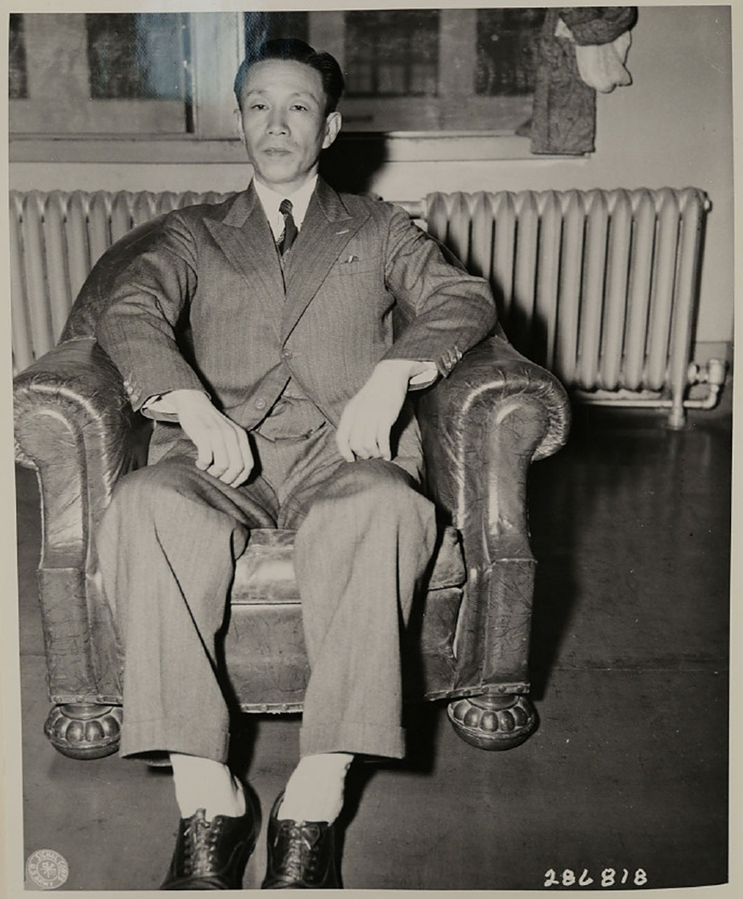 等候出庭(远东国际军事法庭)作证的服部卓四郎,东京,1947年5月26日摄.