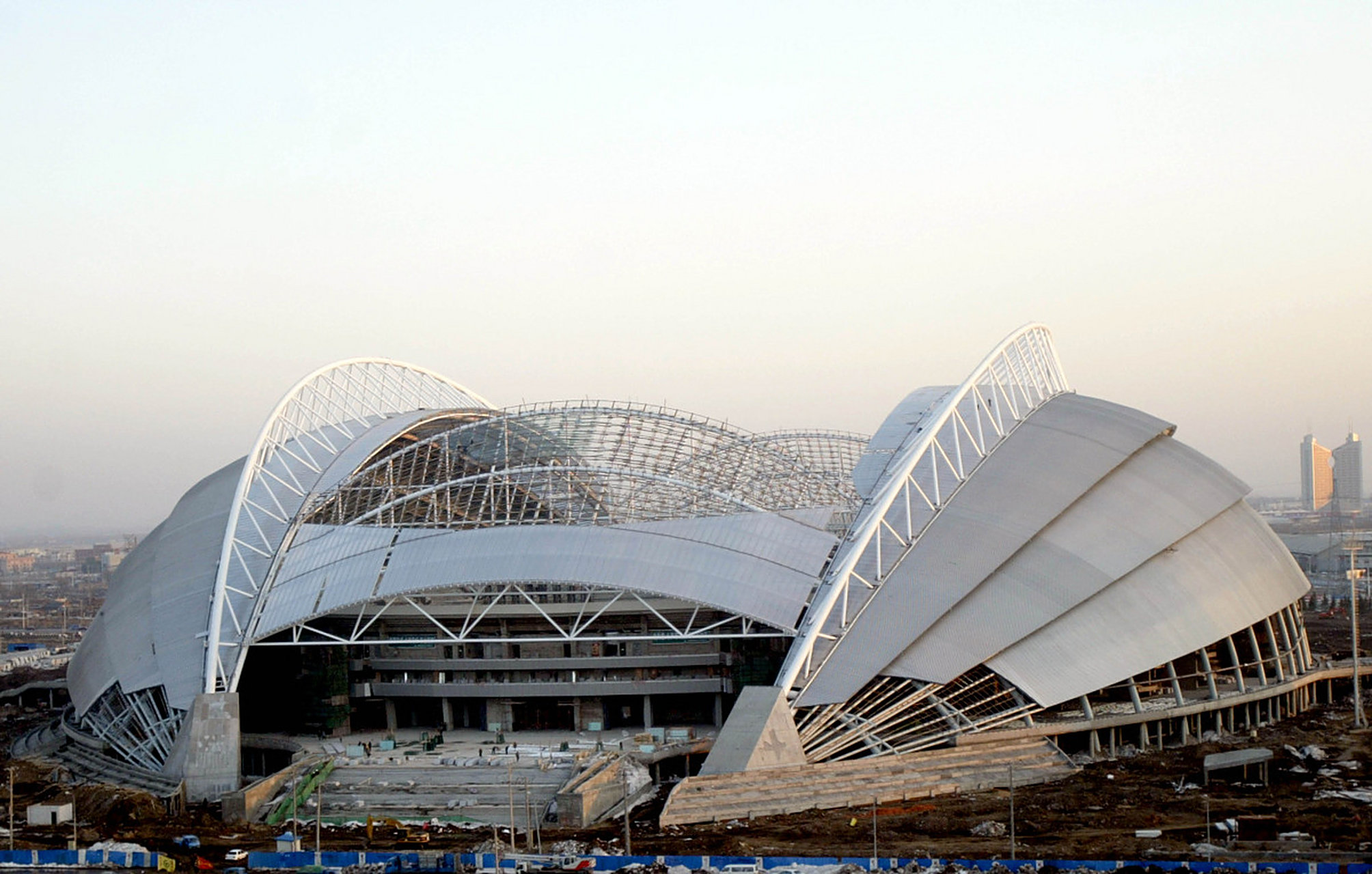 有网友在社交媒体上发布了一篇文章,称泉州市海峡体育中心被"吹倒"