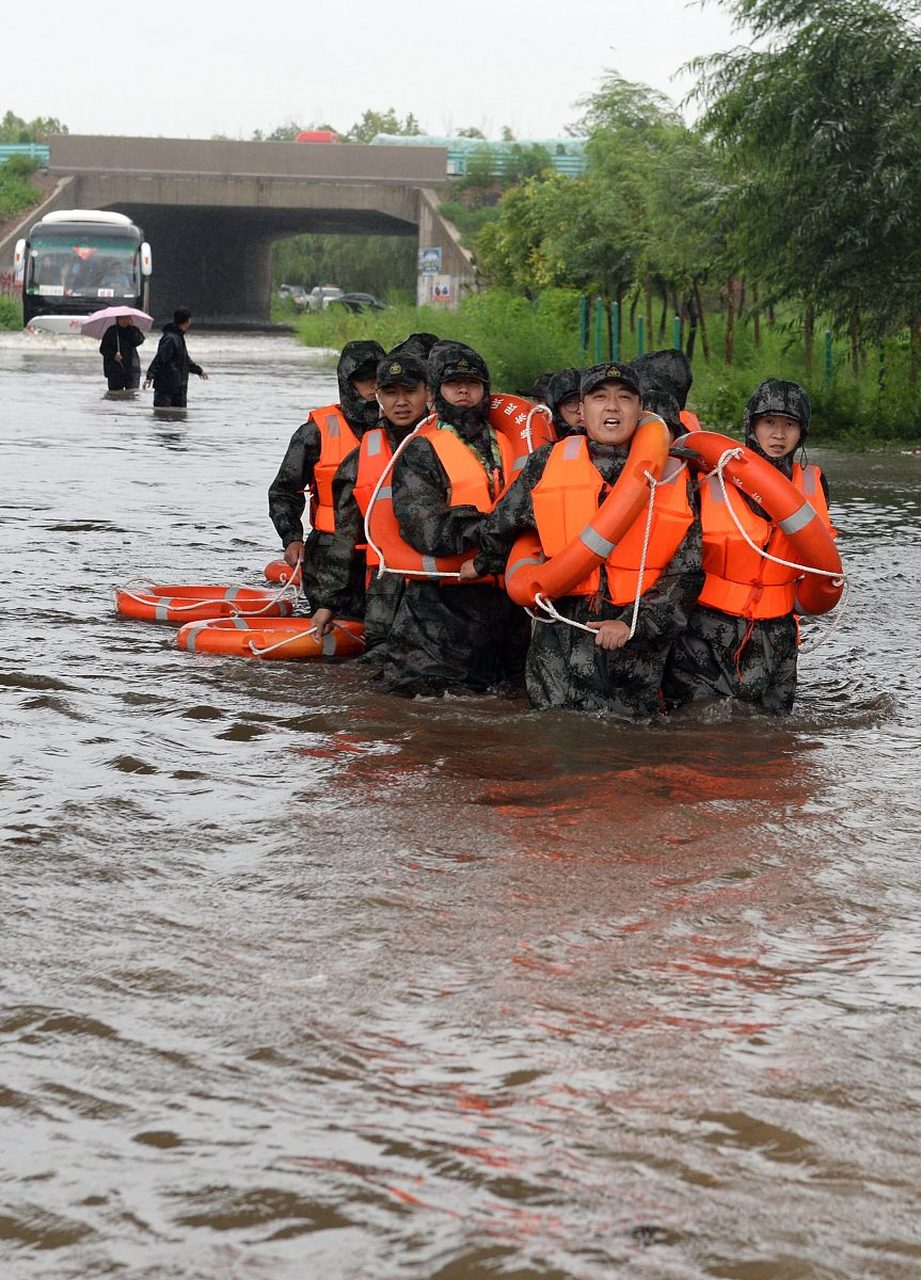 京津冀暴雨互助# #涿州男子求助被拒辱骂救援队# 水灾无情,人间有爱