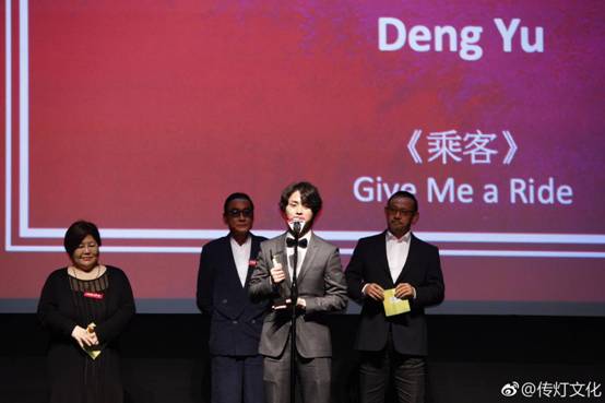 邓宇携《乘客》亮相香港国际电影节 导演姜文为其颁发最佳男演员