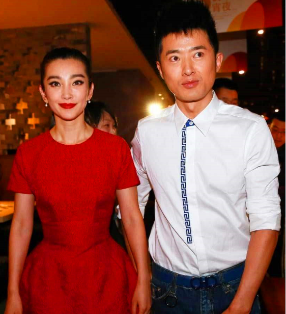 47岁李冰冰辟谣小16岁安徽男友偷拍亲密照?戴口罩亲吻照片首曝光