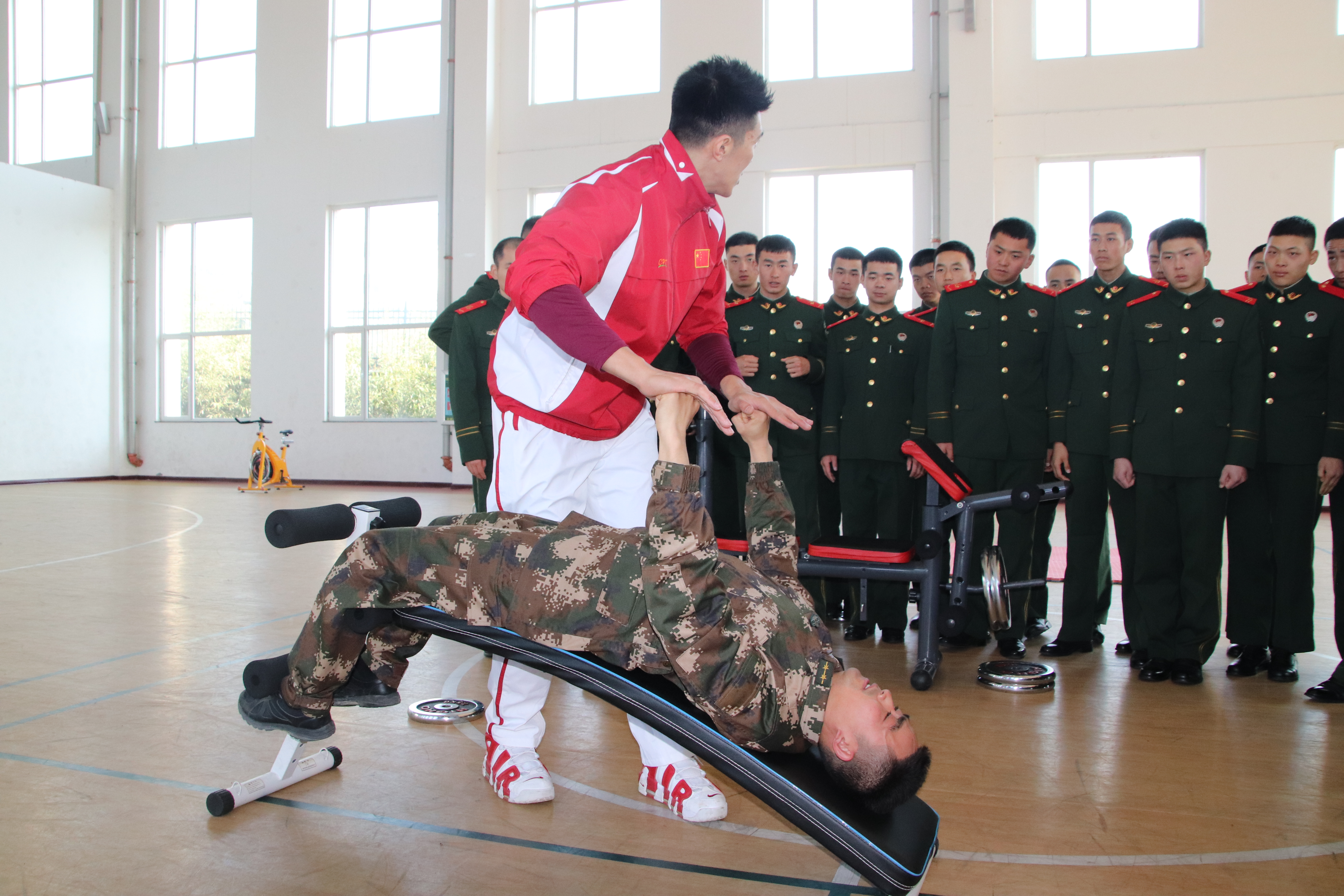 健体冠军走进军营支招科学训练