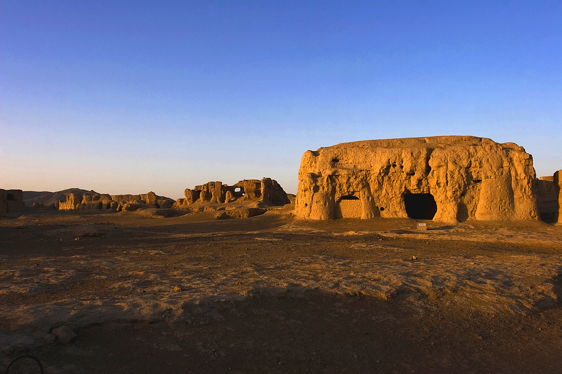 嬉行记# 敦煌阳关烽燧,作为丝绸之路上的重要关口,有着深厚的历史