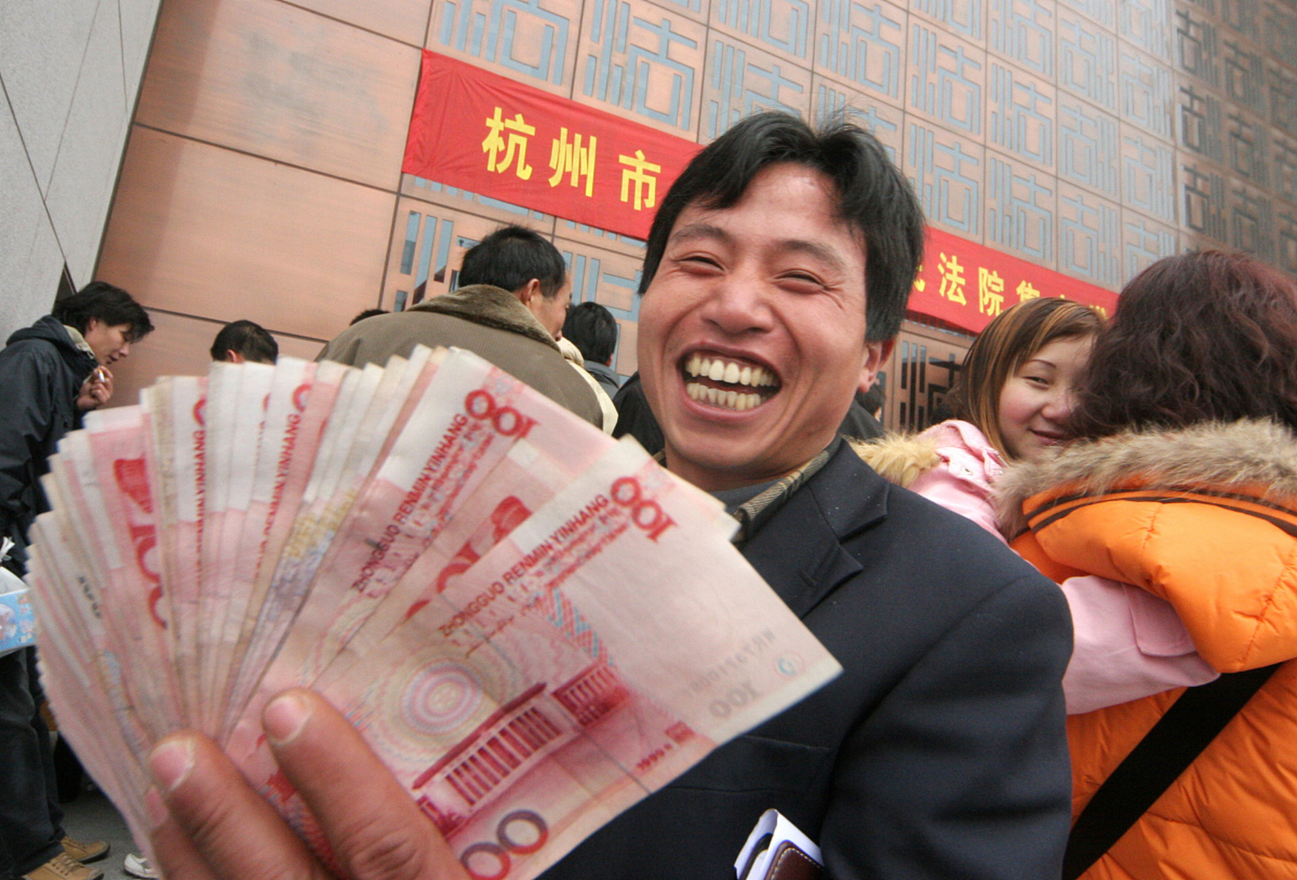 当你没有人民币霸权的时候全民发钱,那就是作死,因为你没办法让全世界