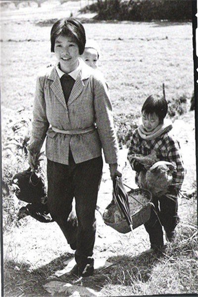 80年代农村老照片,图1在"撩妹",图6似乎有内涵,图8让人怀念
