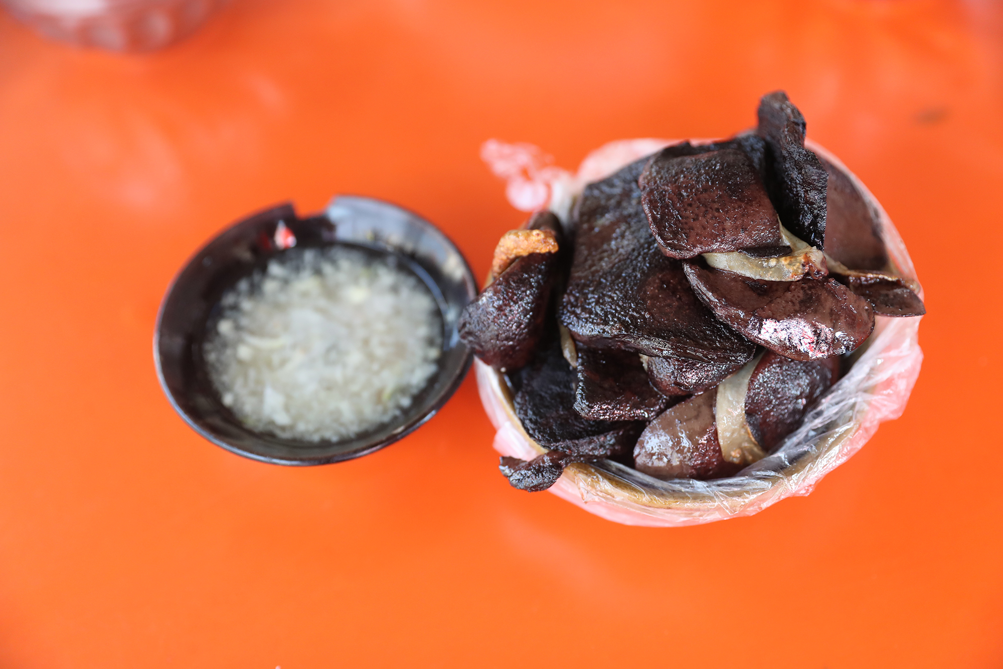 煎灌肠,烧热鏊子,一大口平底锅,上面满满当当都是烧灌肠,还有煎猪血