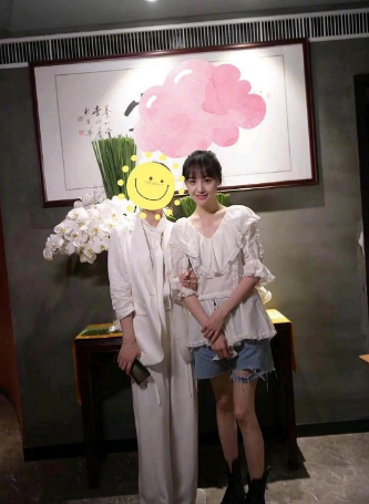 郑爽有多瘦?穿最小码短裤与路人合影,却有种"阔腿裤"的感觉