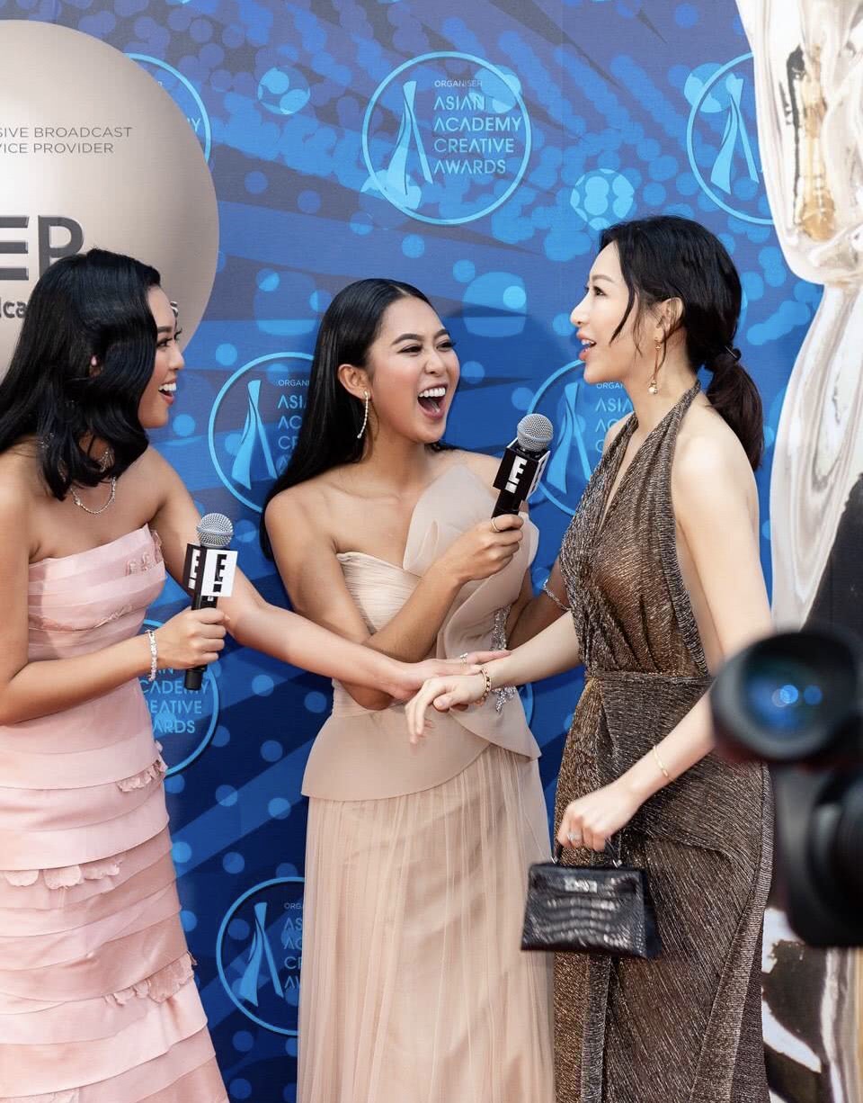 温雅现身活动,一袭灰色开叉裙好性感,把腿往前迈时却看呆众人