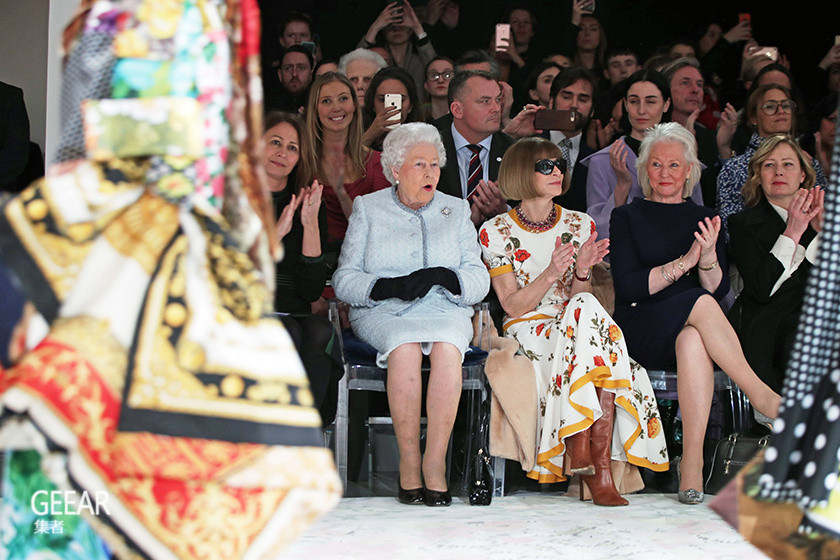 英女皇竟现身时装展 front row,连安娜·温图尔也绽放稀有笑容!