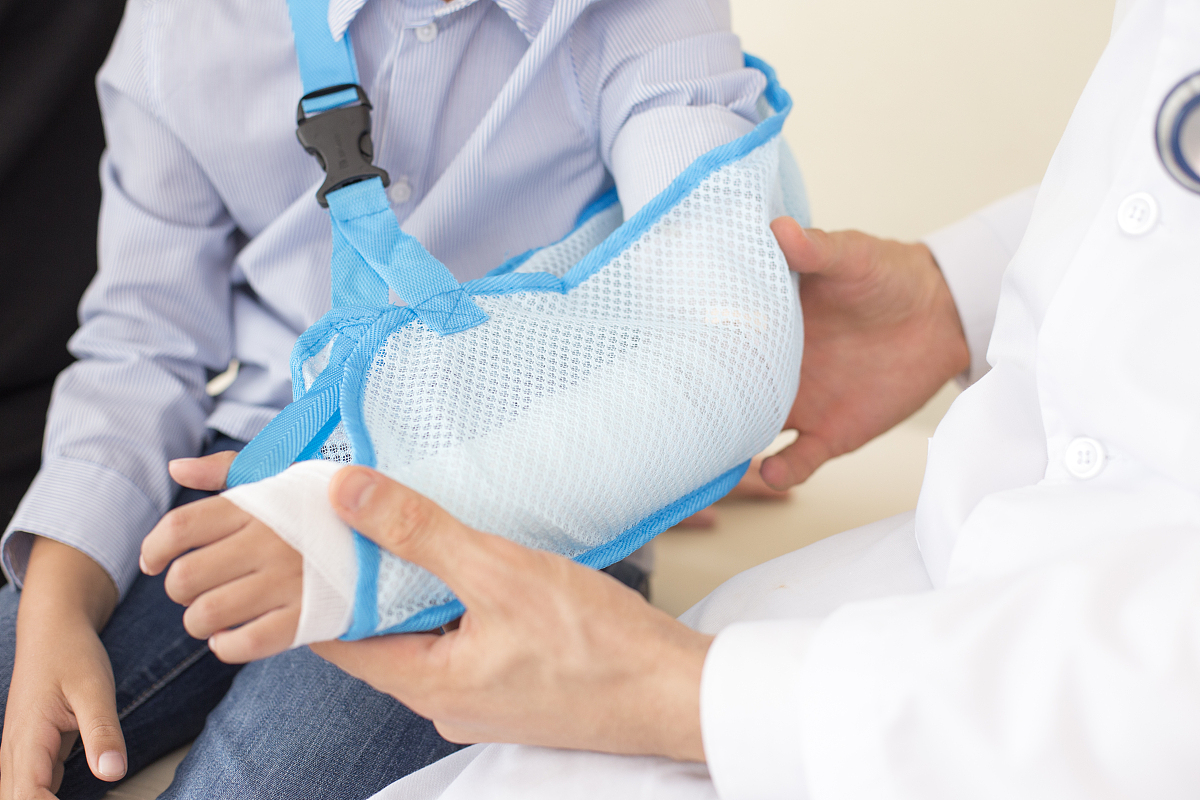 如何判断何时使用医用冷敷来缓解肩膀骨折引起的疼痛?