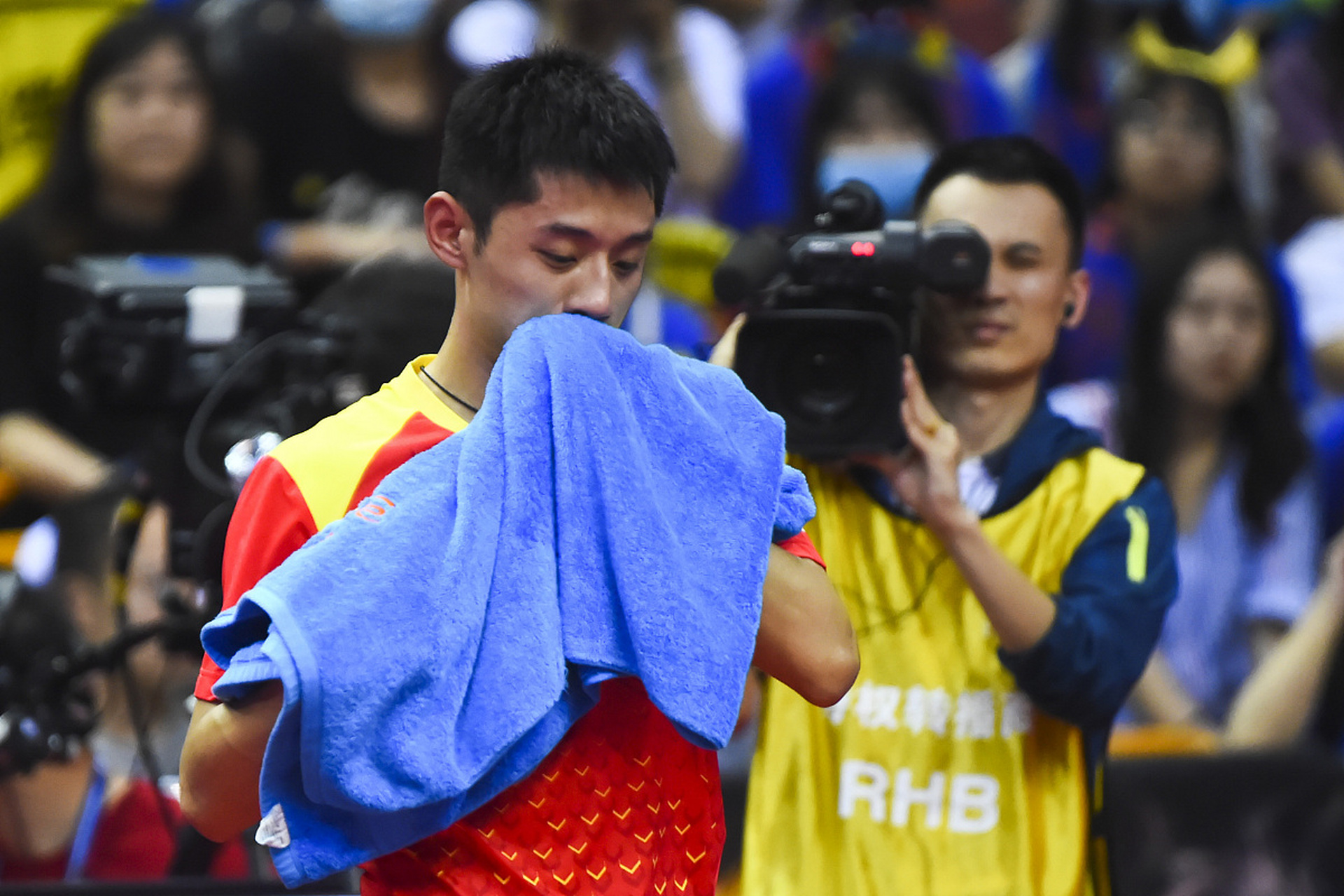 近日,乒乓球名将张继科在比赛中遭遇争议判罚,引发广泛关注.