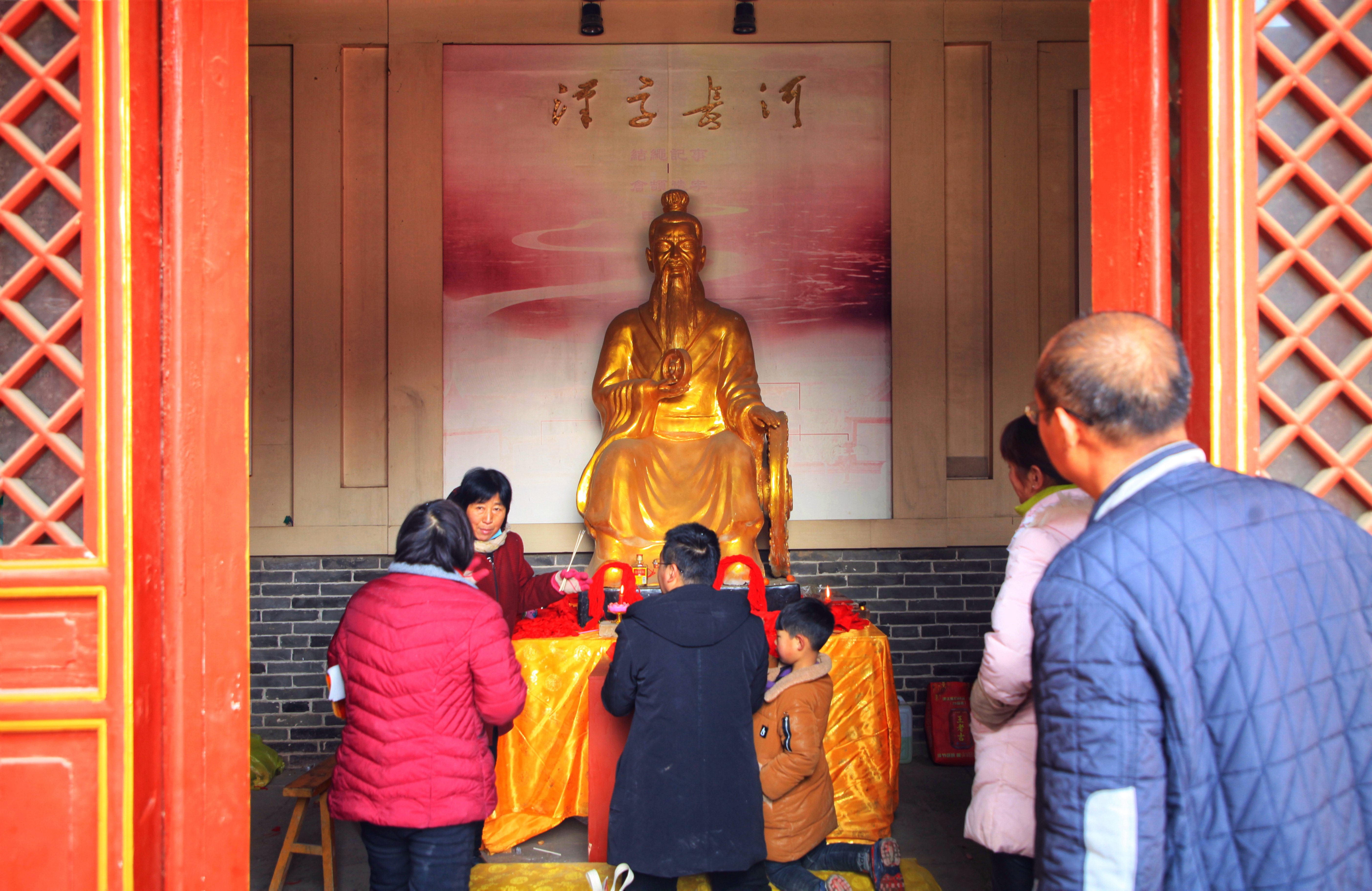 庙会流行起了拜车神 大妈称有车轮的都归他管