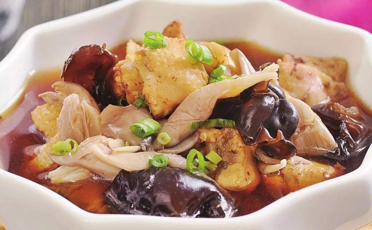 蘑菇炖鸡,咸香适口,营养丰富,能暖胃驱寒
