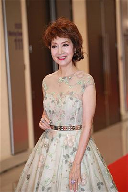 第24届华鼎奖红毯:老戏骨谢雪心一身白色长裙,完美再现当年风采