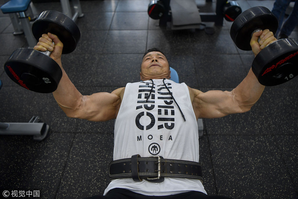 杨新民在准备每天的食材	 图片来源:视觉中国