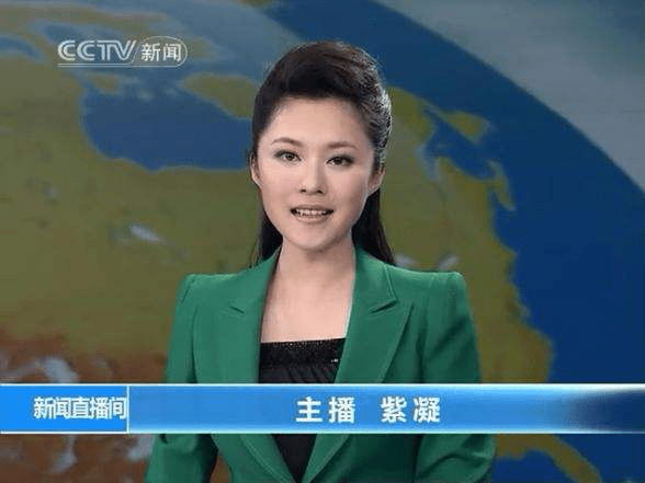 央视素颜美女主播紫凝,因直播中玩手机出名,兴趣爱好太接地气
