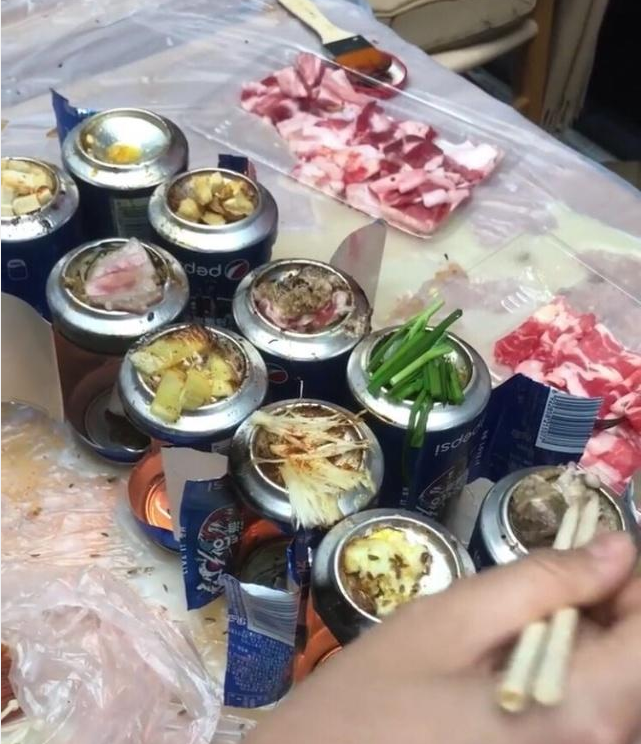 大学奇葩室友,用易拉罐做烧烤大餐,网友:赶紧买个锅吧!