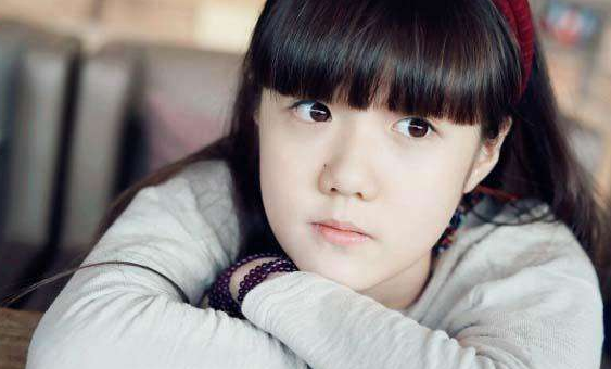 她在《因为遇见你》中饰演张雨欣的童年,整个娱乐圈都盼着她长大