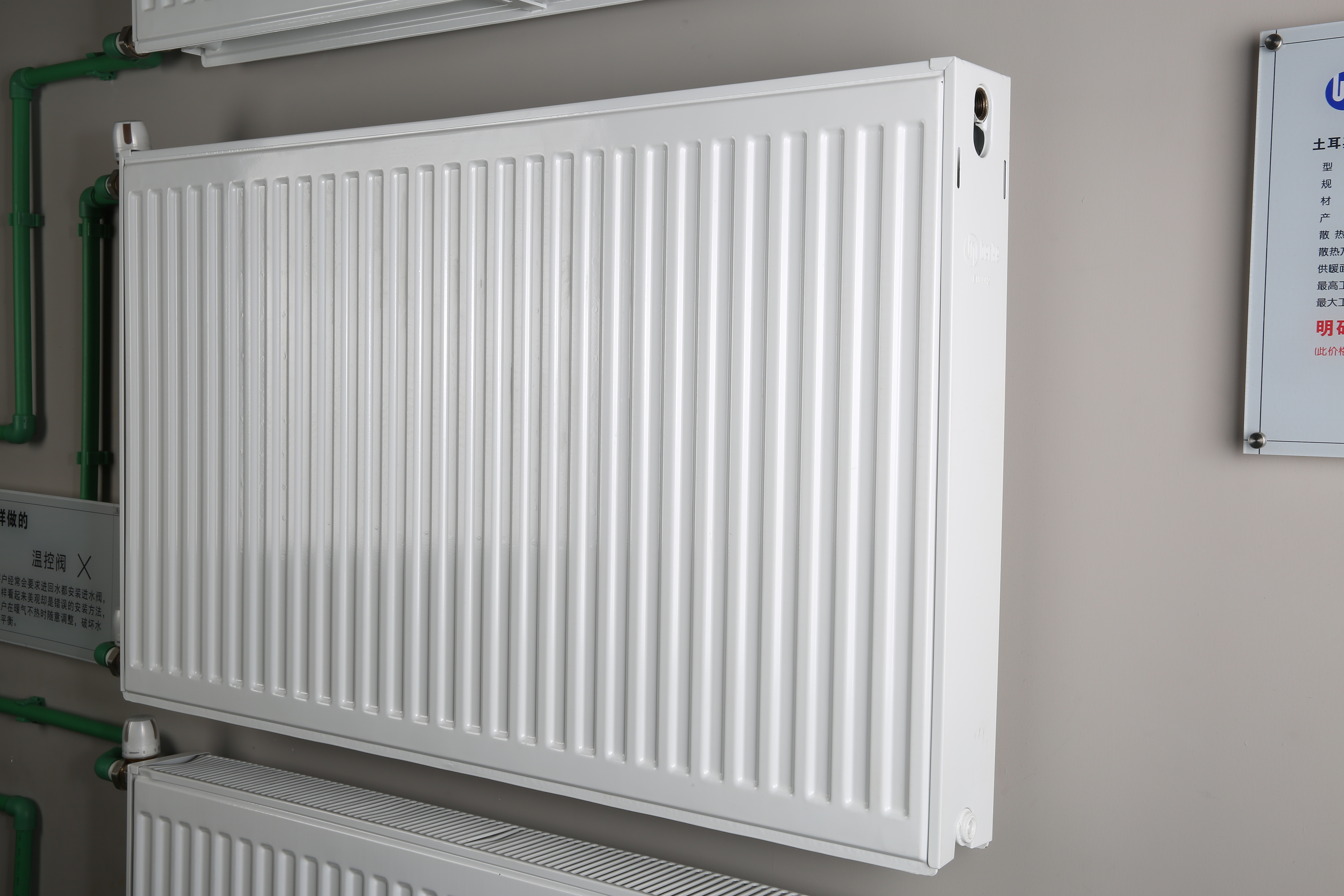 也有装在客厅阳台的,这个位置的暖气片要和主管有2-3米以内的距离才