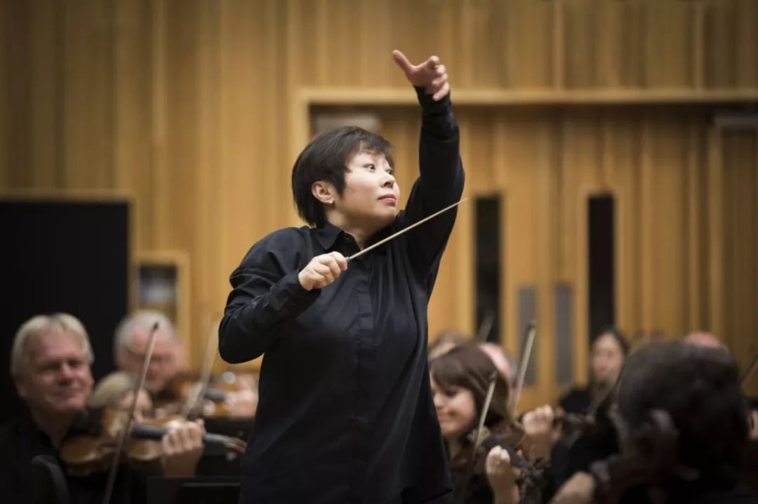 英国顶级乐团访华在即!这位华人女指挥太太太太太牛了!