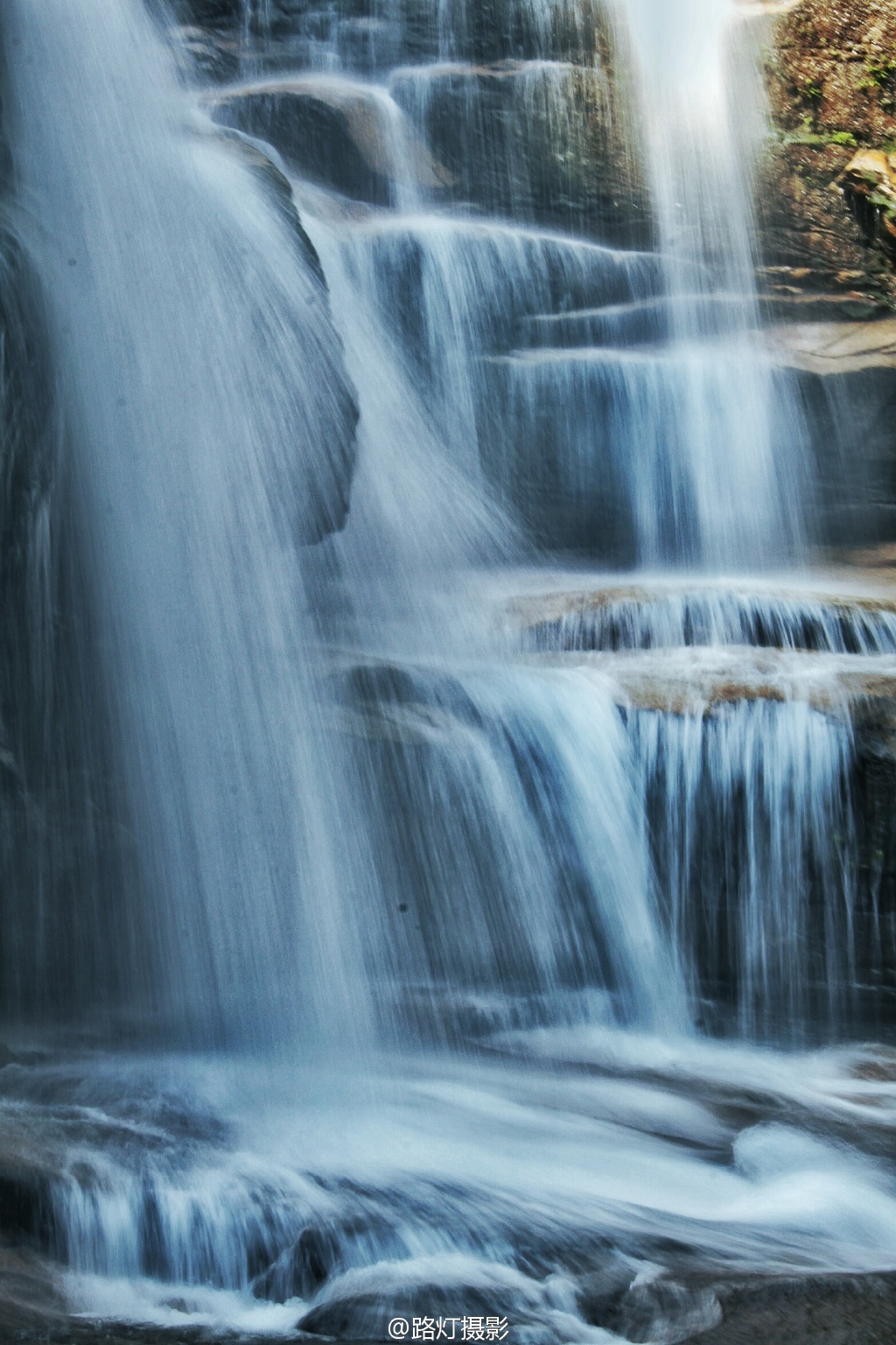 瀑布更是千姿百态,周围也有一些水汽,更是给瀑布增添了一些朦胧美.
