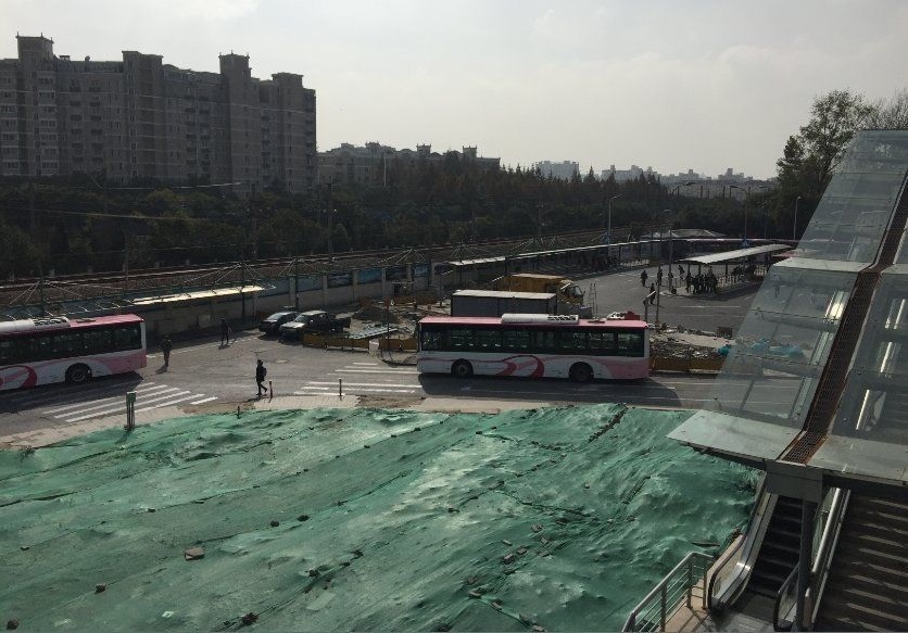 上海莲花路地铁站附近开始建设交通枢纽,多条公交车改变停靠点