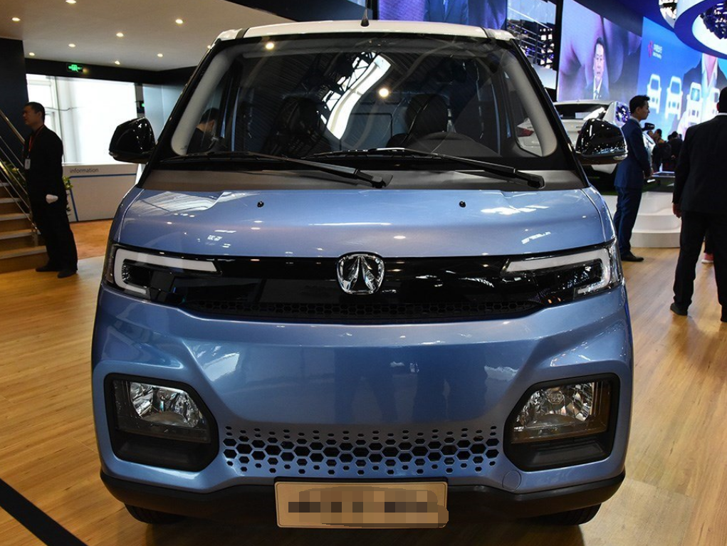 北汽威旺407ev基本型,设计的非常超现代,简单操作容易上手