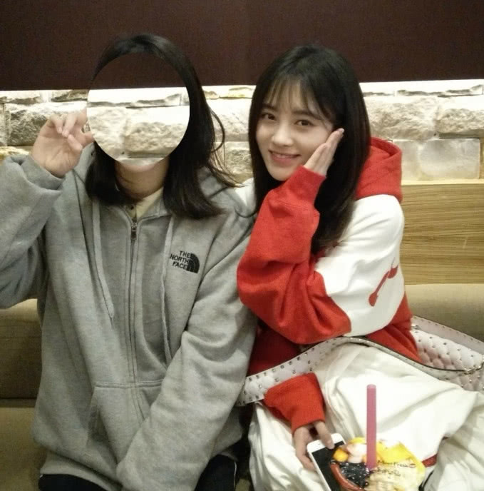 鞠婧祎太宠粉丝啦!对粉丝合影要求一一答应