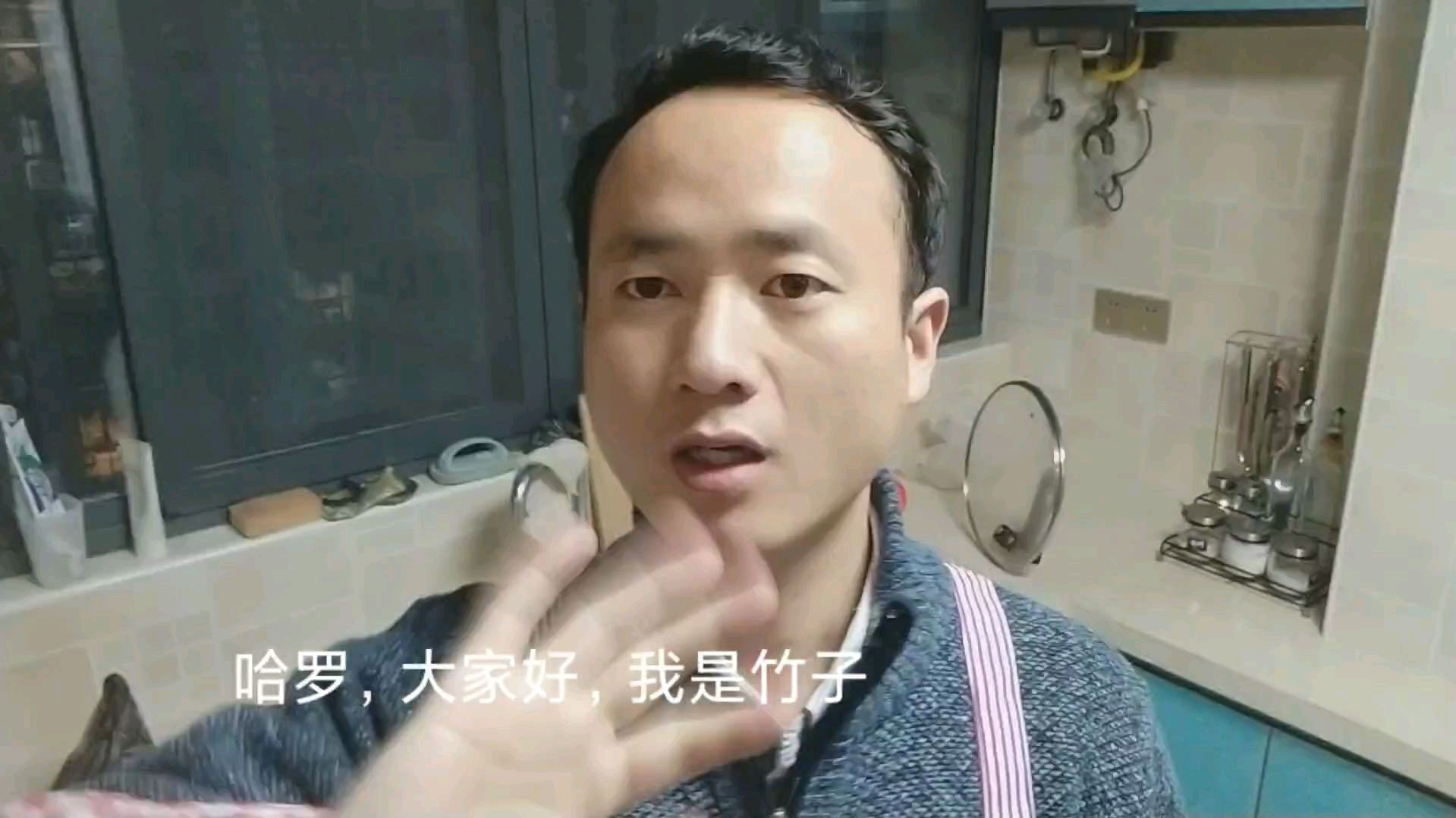 小伙在家做了水煮鱼片,做的时候看着就饿了