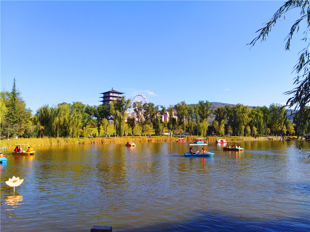 天水馬跑泉公園裡遊人如織湖水碧波盪漾度一個美好的假期