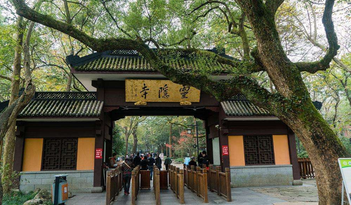 杭州风景美如画,春天杨柳风里飘拂,夏日荷花湖中悠荡 杭州风景美如画,春天杨柳风里飘拂,夏日荷花湖中悠荡