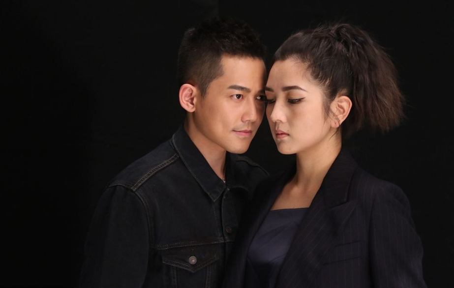 和李宇春同台竞争的何洁为何上不了浪姐?红毯摔跤摔上热搜