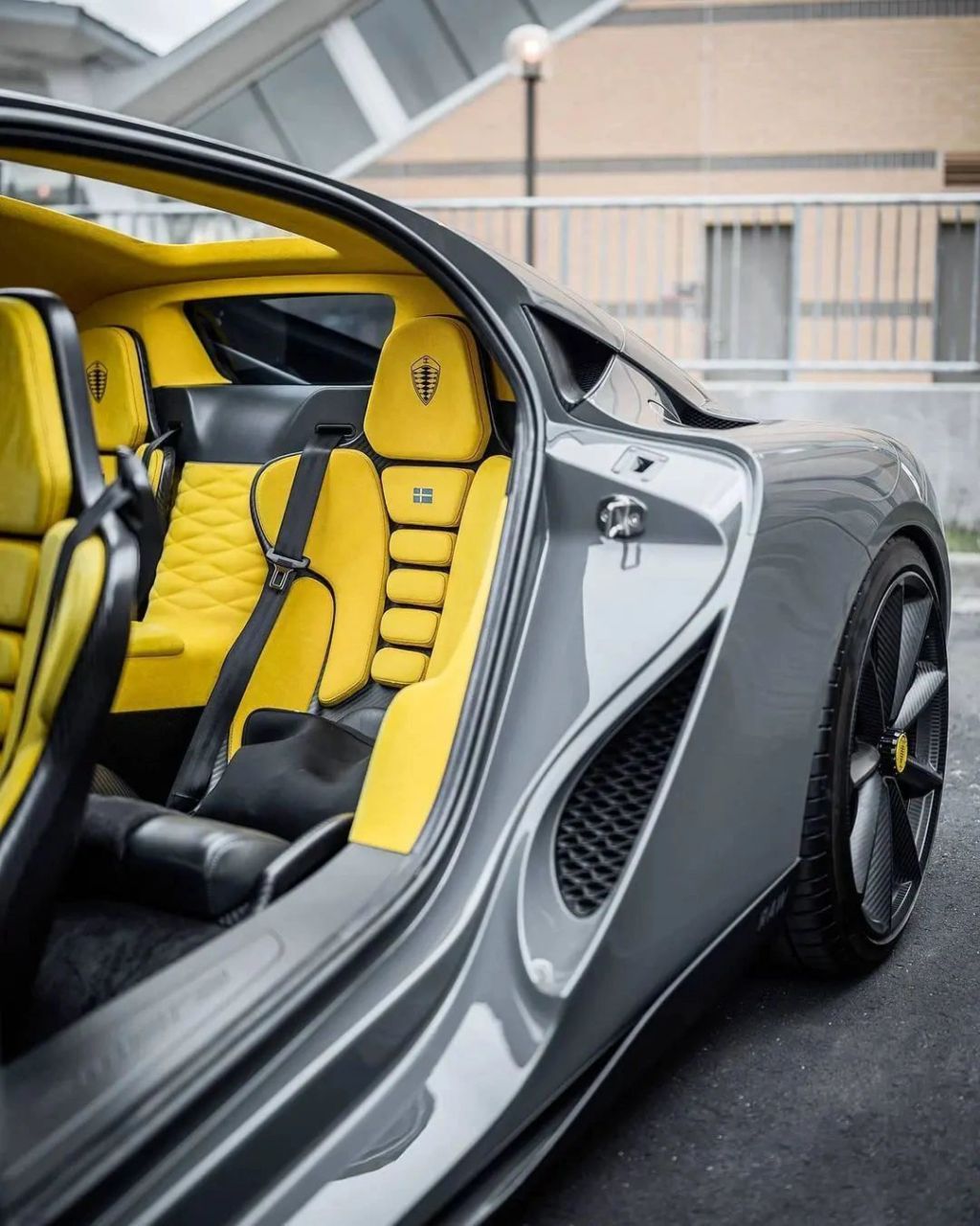 瑞典超级跑车制造商科尼赛克(koenigsegg)推出的一款四座豪华超级跑车