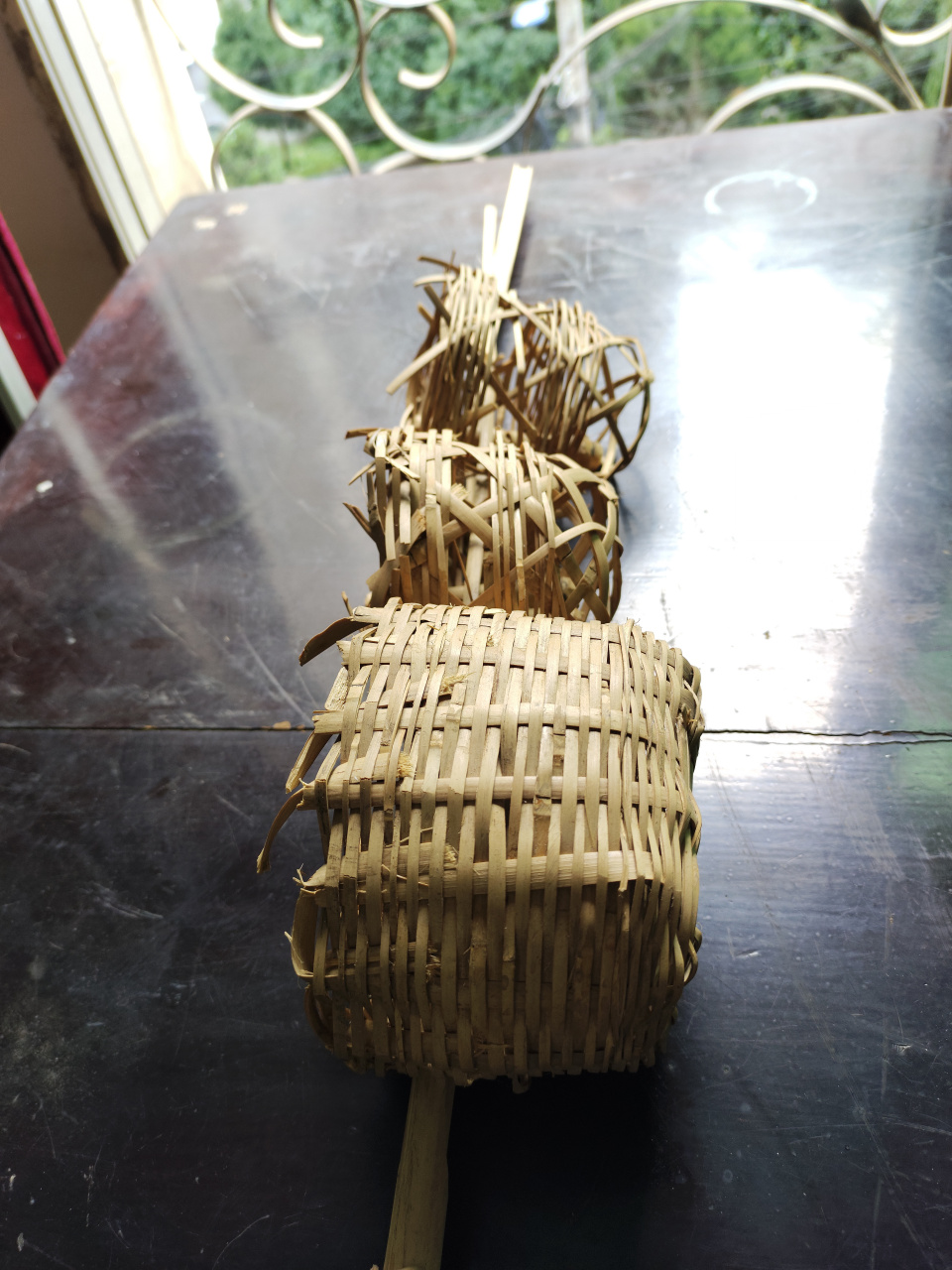 彝族祭祀用具:卯卡,汉语称篾萝,里面绑上小竹筒,小竹筒彝语叫卯斋(意