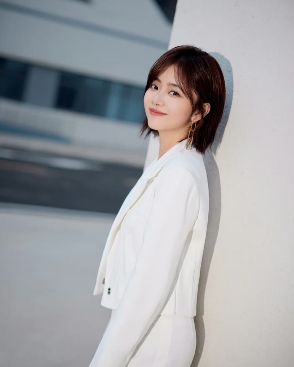 谭松韵亮相直播活动气质优越,她特意穿了长裤遮住高跟鞋,原本偏矮的