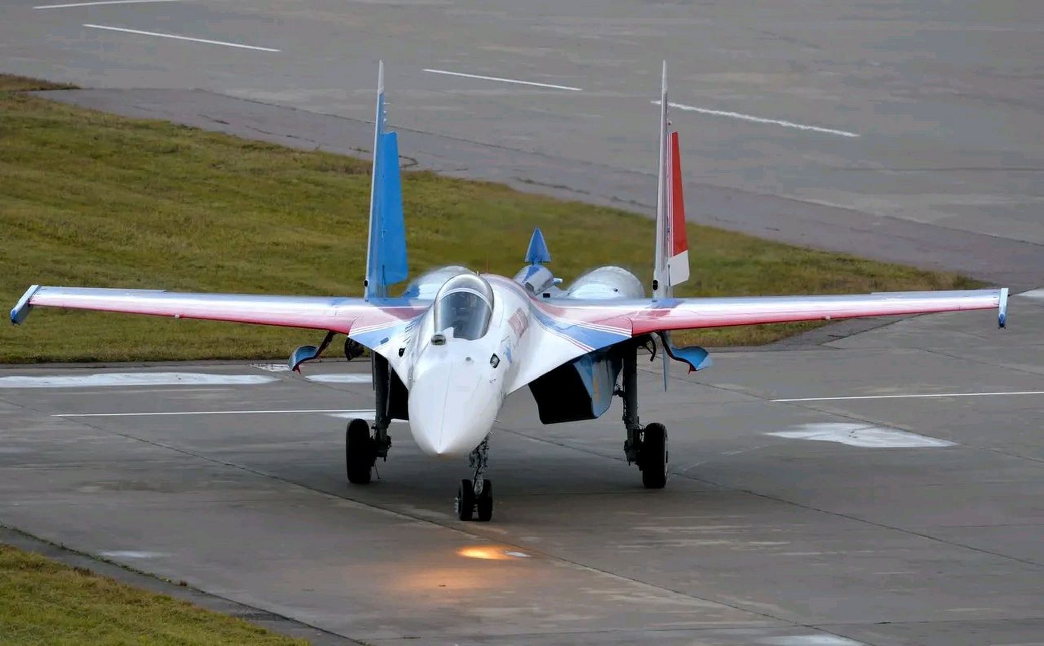 俄罗斯苏霍伊设计局研制的苏-35s四代半战斗机,是截至目前俄罗斯拿得