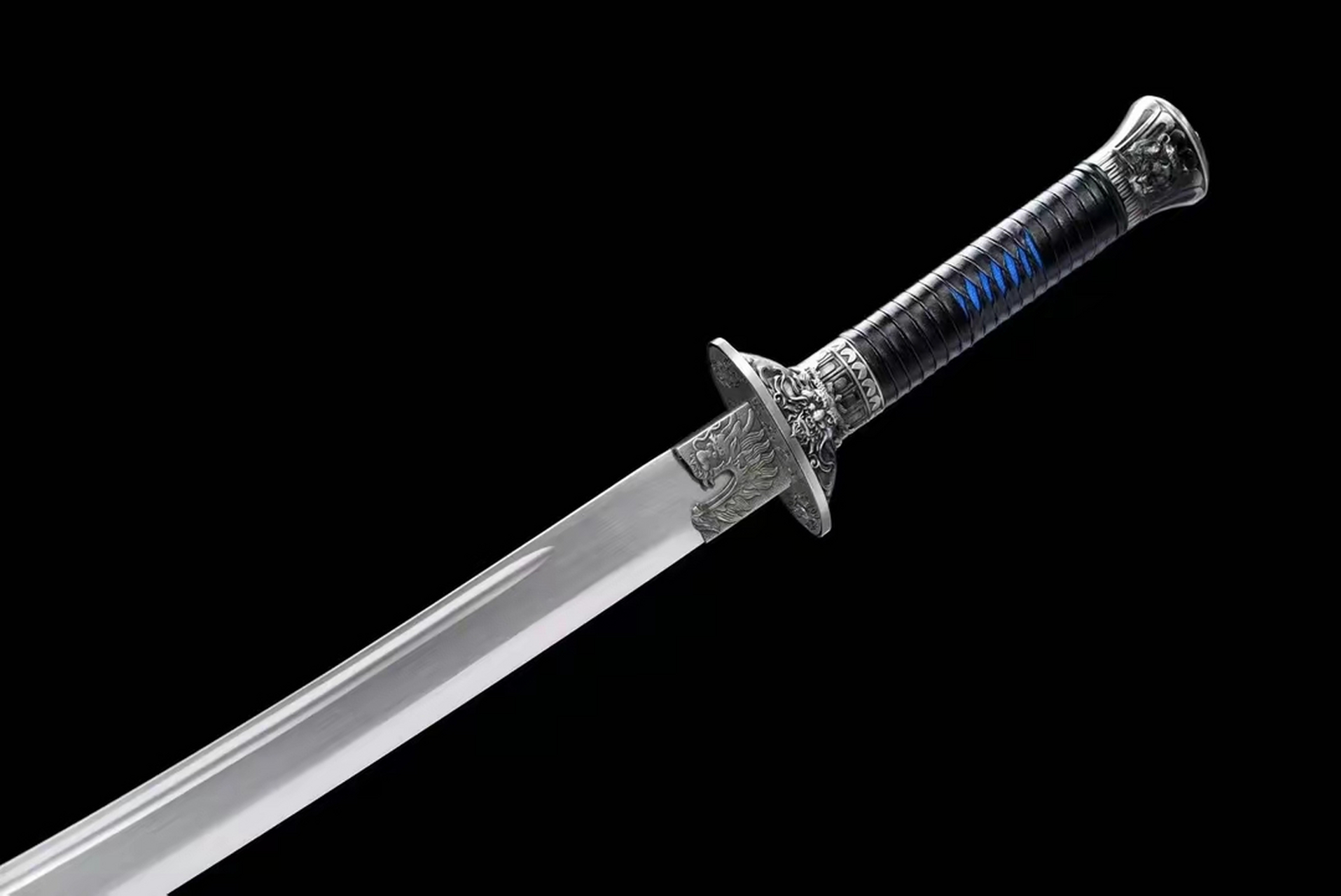 清太祖努尔哈赤贴身的龙虎宝刀,全长85cm,刃长54cm,柄长22cm,刃宽4.