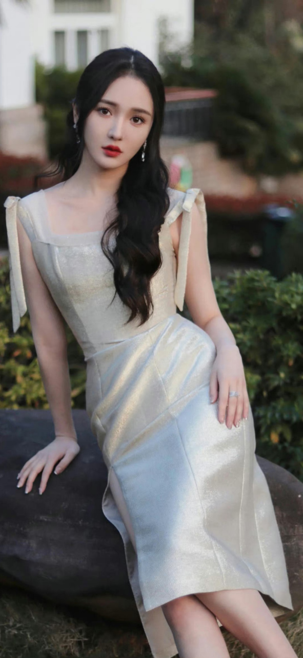 靳梦佳# 一袭吊带开叉裙,肤白貌美的容颜,烈焰红唇,性感火辣,窈窕