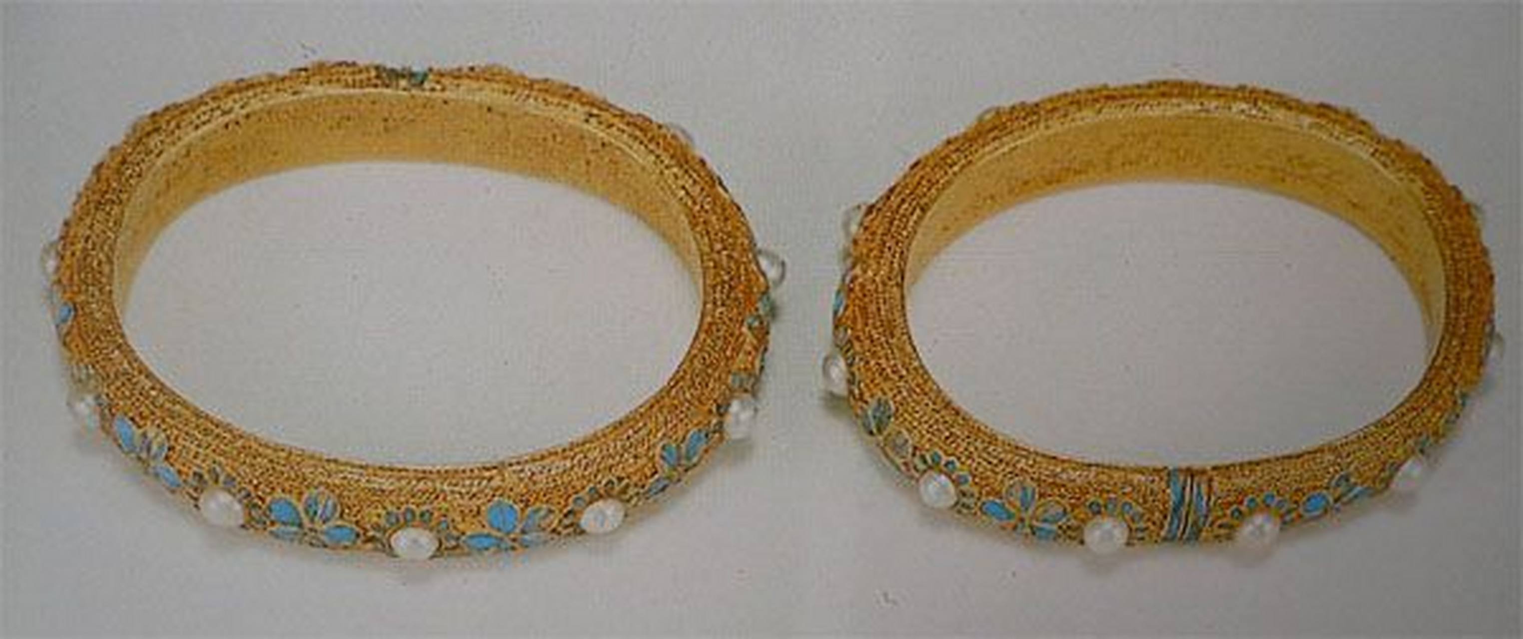 红楼梦里的"虾须镯",不是外形像大虾的镯子,是把黄金拉成很细的丝