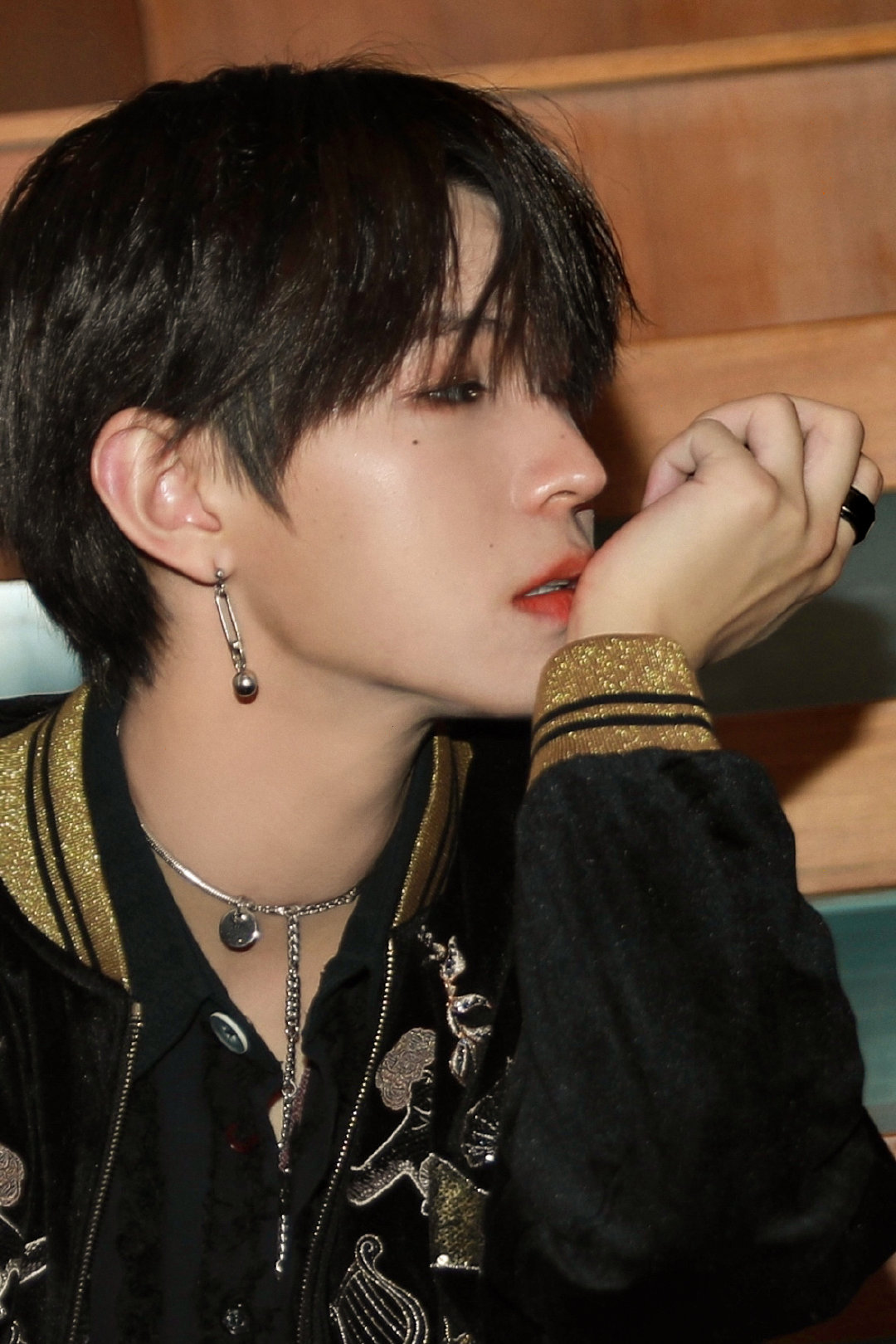 李希侃微博黑衣图片:侃侃子越来越帅了