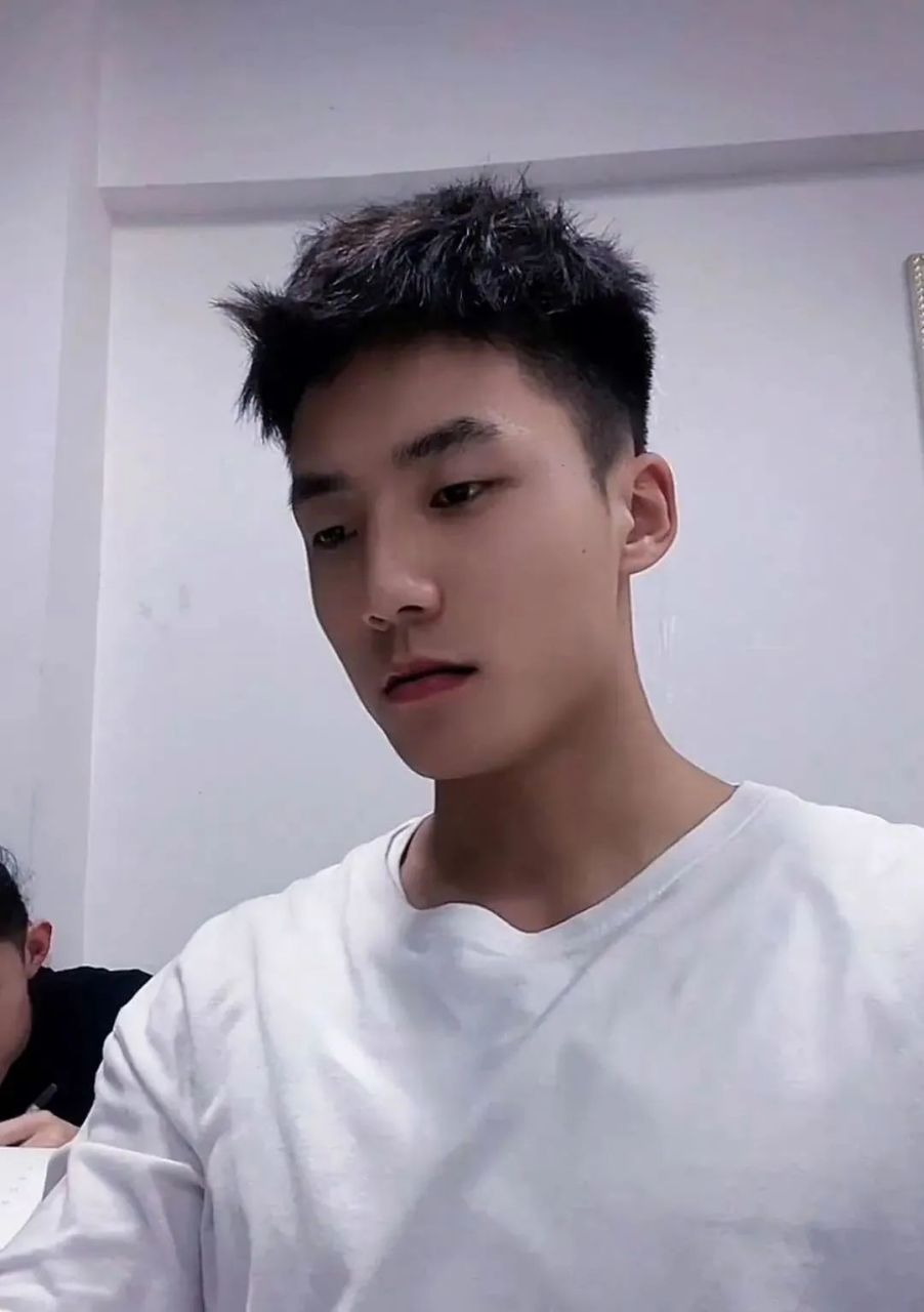 帅气下颌线很优秀的单眼皮高鼻梁体育生,看起来真的太欲了