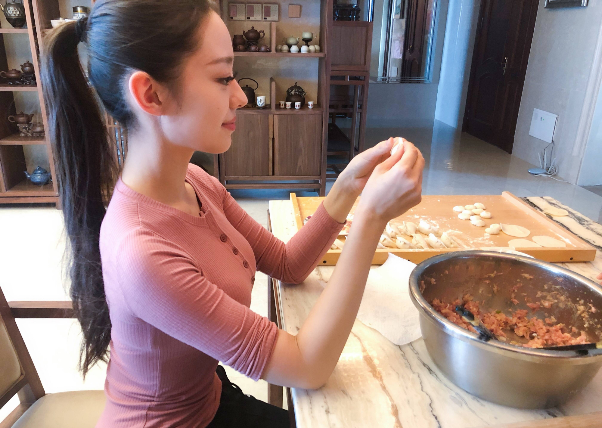 朗朗妻子吉娜爱丽丝最新生活照,杨柳细腰,身材不是一般的丰满