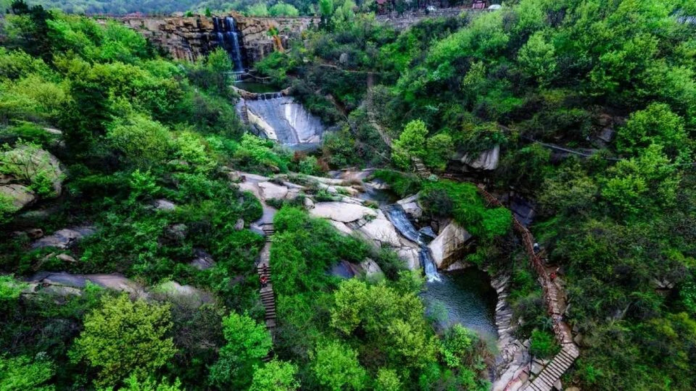 南阳市方城县七十二潭景区位于河南西南部,南阳盆地东北的方城县,是伏