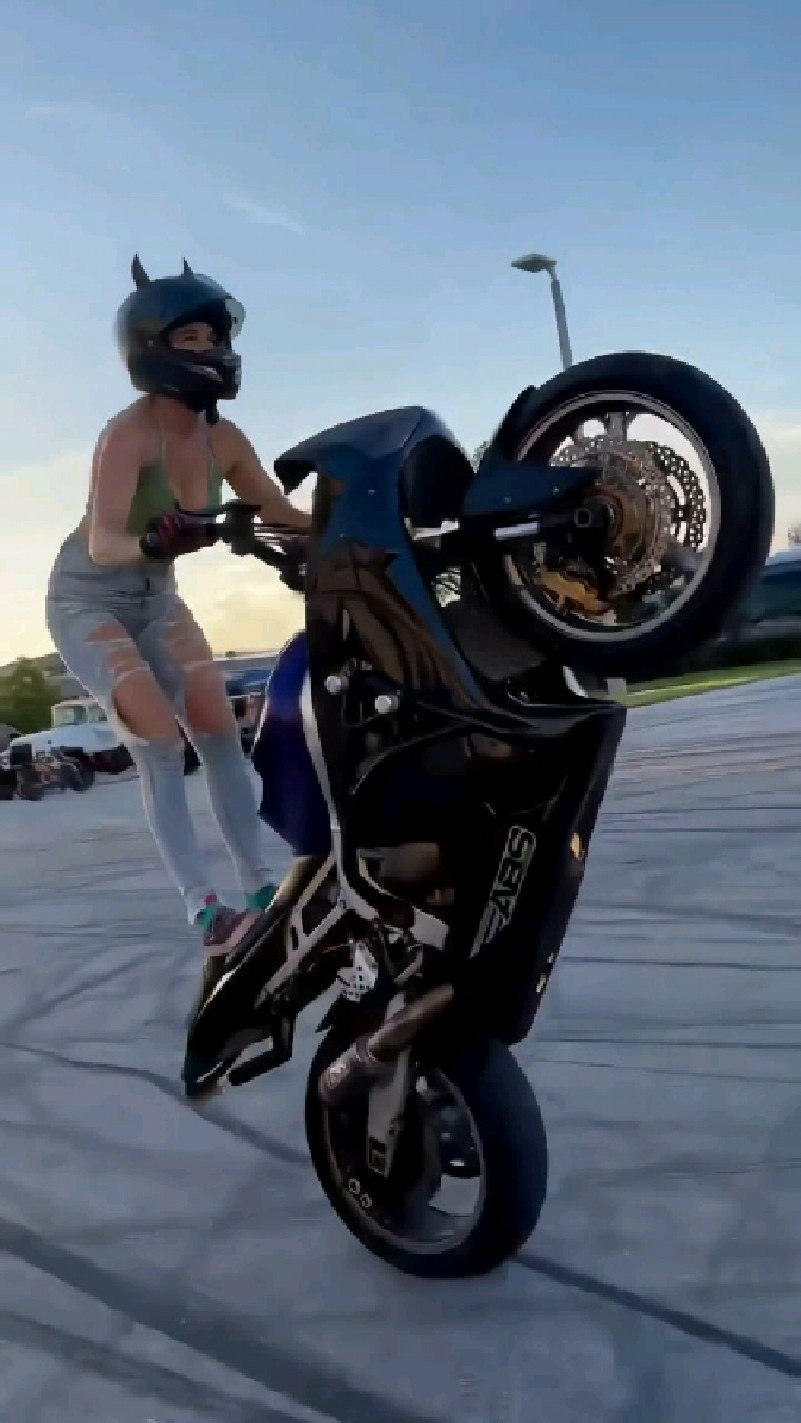 小姐姐骑着雅马哈翘头