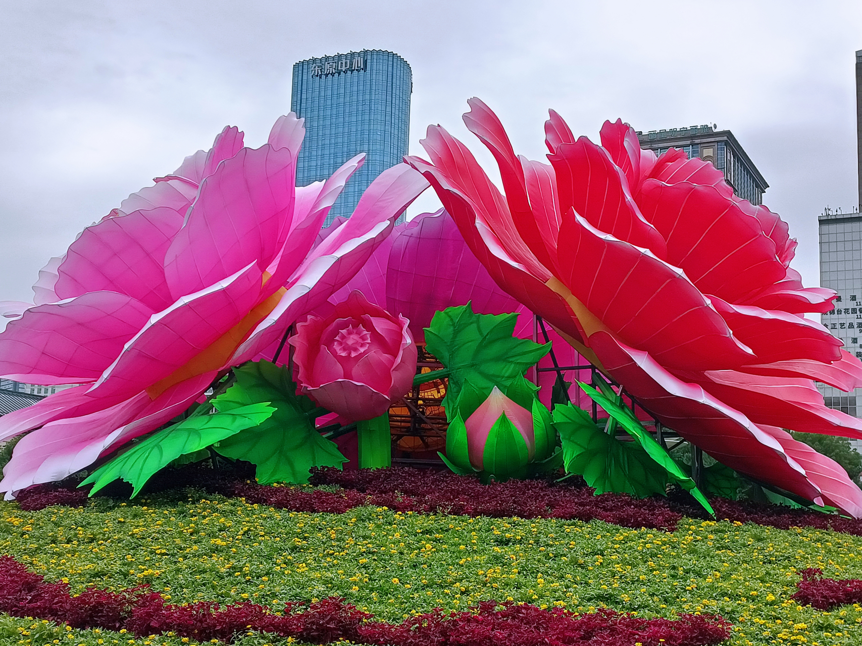 第一次打卡成都天府广场以成都市市花芙蓉花和金沙太阳神鸟为元素的名