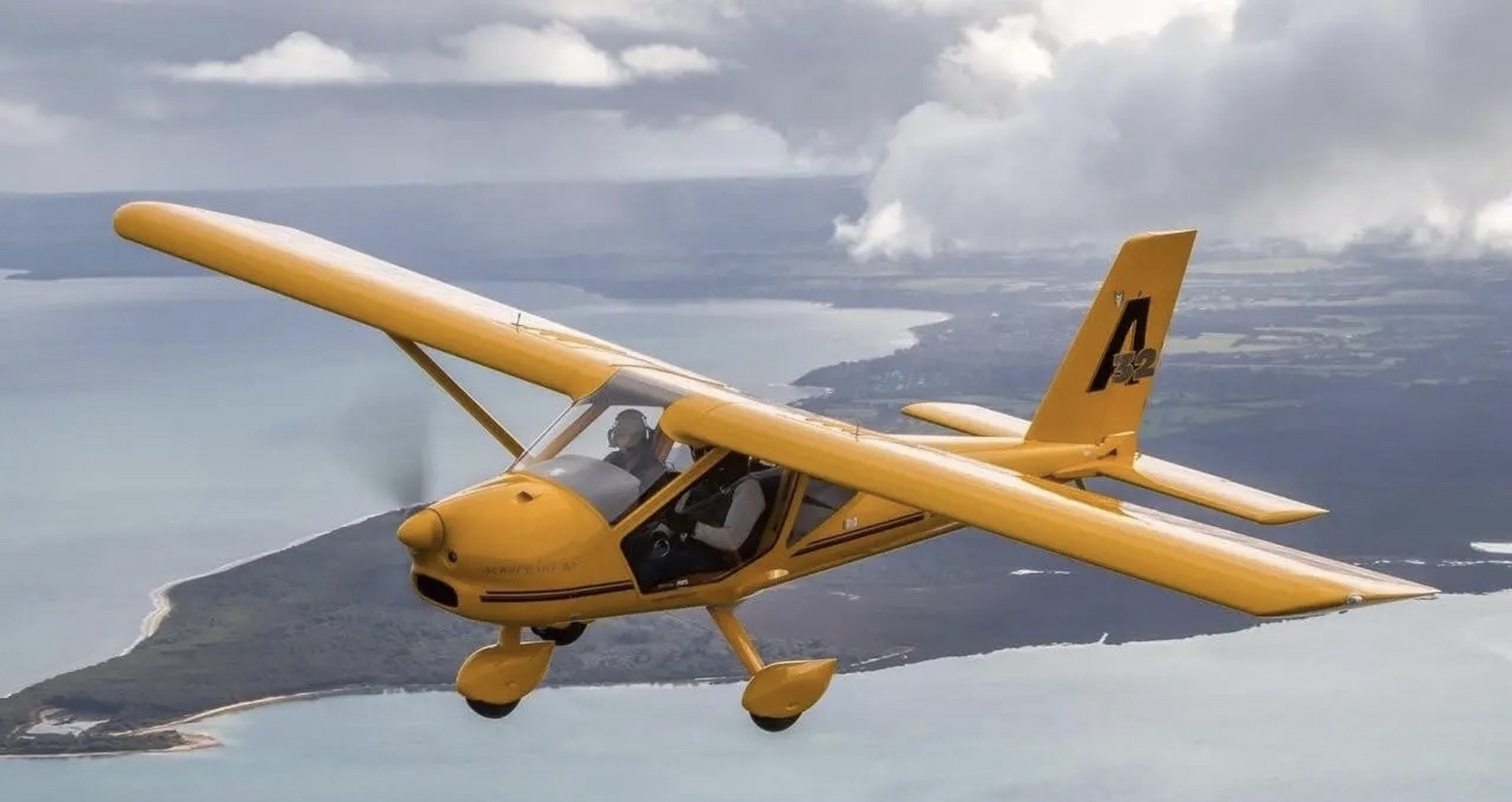 当地时间4月5日,乌克兰一架a-22轻型螺旋桨飞机在俄罗斯境内布良斯克